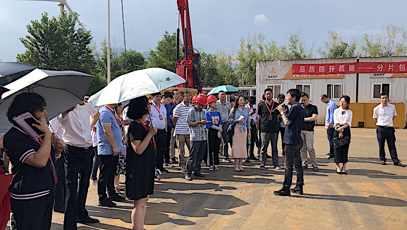 亿美博杨涛总经理向工信部考察团介绍数字液压创新应用
